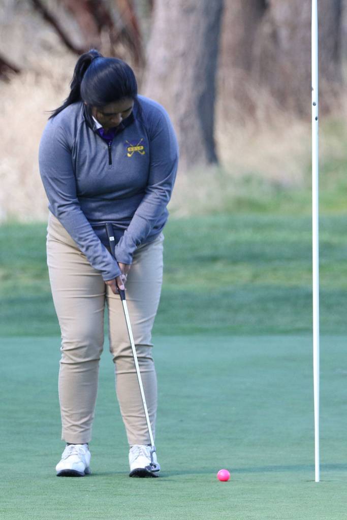 Jenna Flores sinks a putt for Oak Harbor.(Photo by John Fisken)