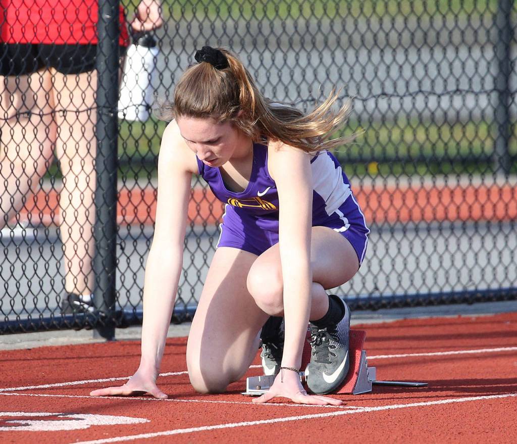 Leielle Salinger prepares to run the 200 meters.(Photo by John Fisken)