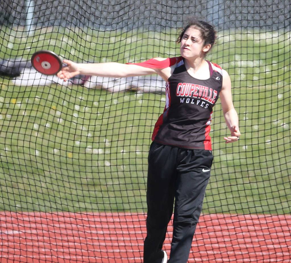 Willow Vick places fifth in the discus.(Photo by John Fisken)