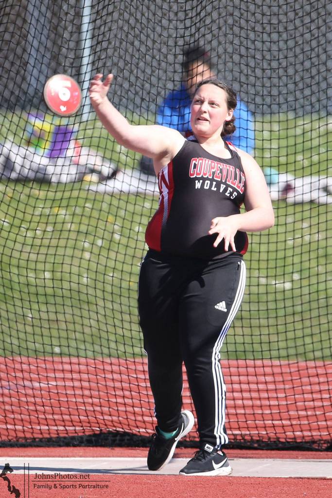 Aurora Cernick tosses the discus.(Photo by John Fisken)