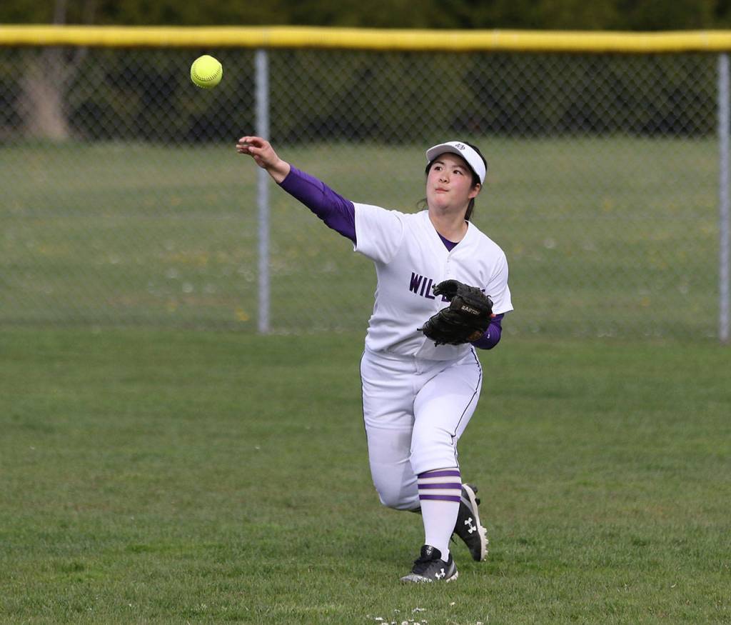 Oak Harbor outfielder Rinka Tsutsumi tries to gun down a base runner.(Photo by John Fisken)