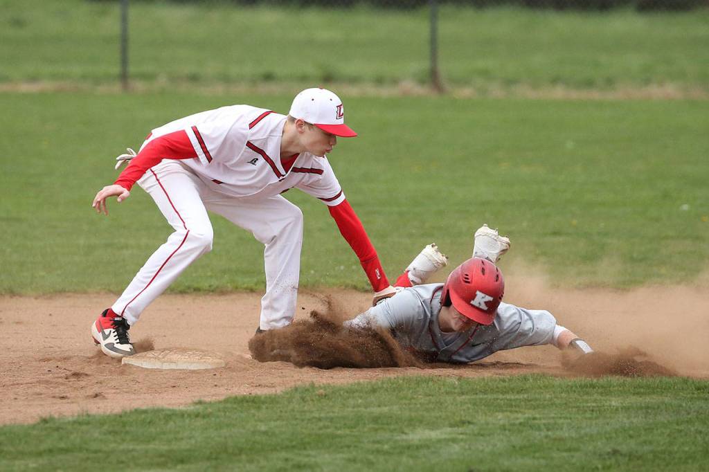 Daniel Olson tags out a would-be basestealer after taking a throw from catcher Gavin Knoblich.(Photo by John Fisken)