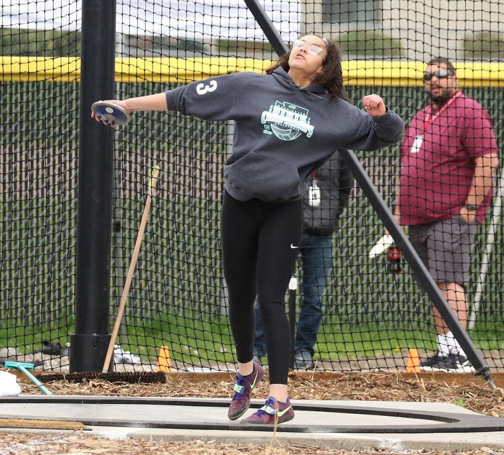 Oak Harbors Jasmine Ford tosses the discus.(Photo by John Fisken)