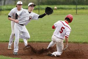 Wolves clinch playoff berth with extra-inning win / Baseball