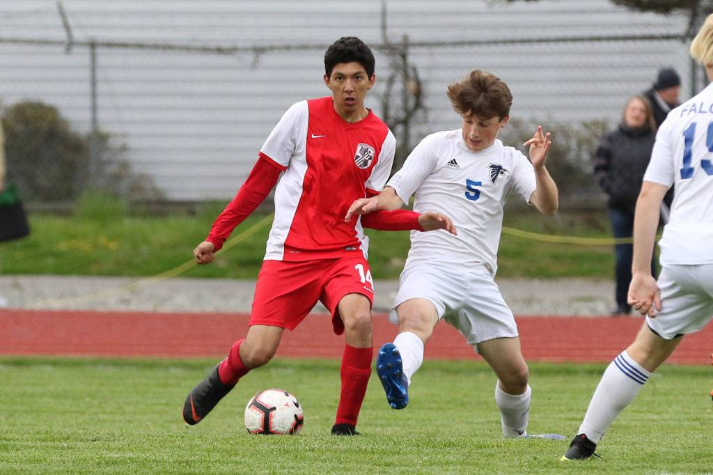 Jonathan Partida examines the field for an open teammate.(Photo by John Fisken)