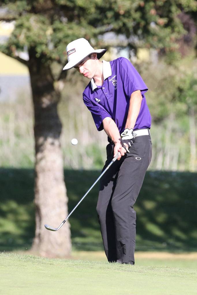 Nick Krantz chips to the green.(Photo by John Fisken)