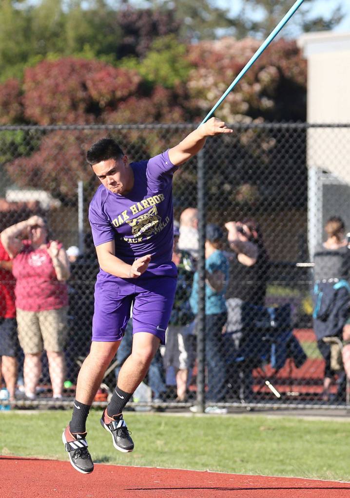 Michael Gomez throws his way to third place in the javelin.(Photo by John Fisken)