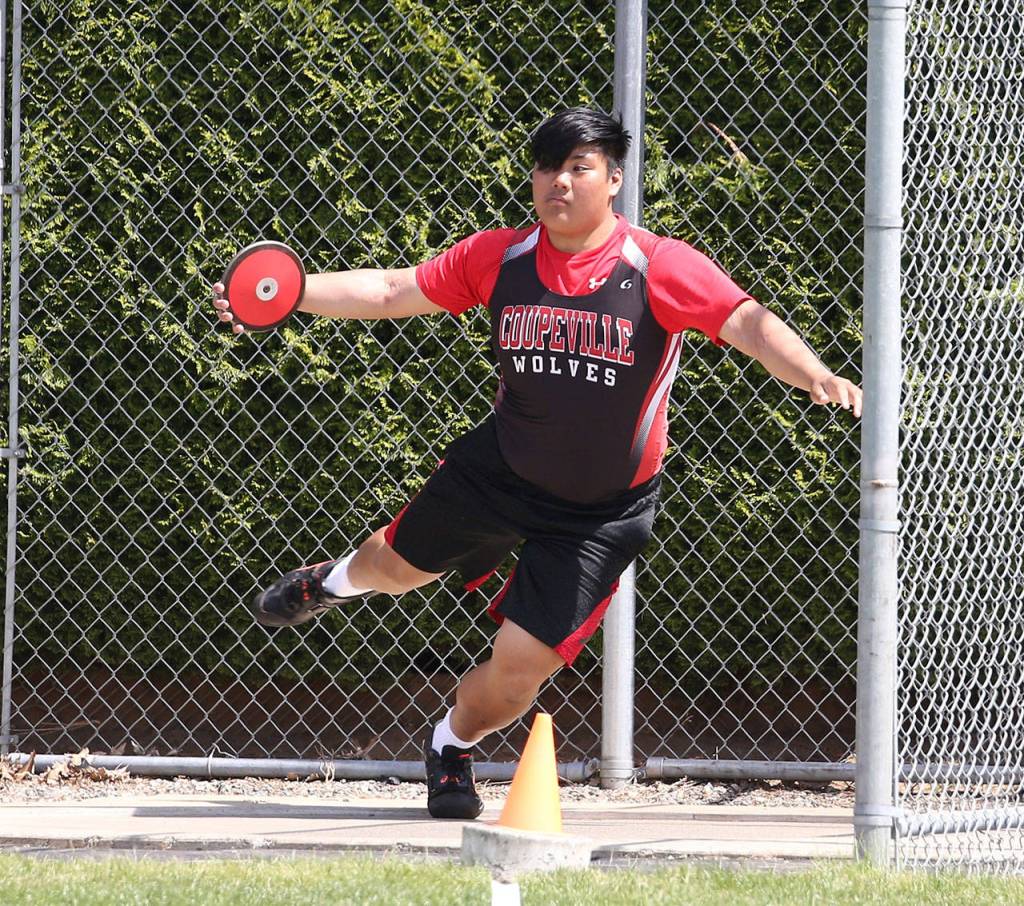 Ryan Labrador gets ready to launch the discus.(Photo by John Fisken)
