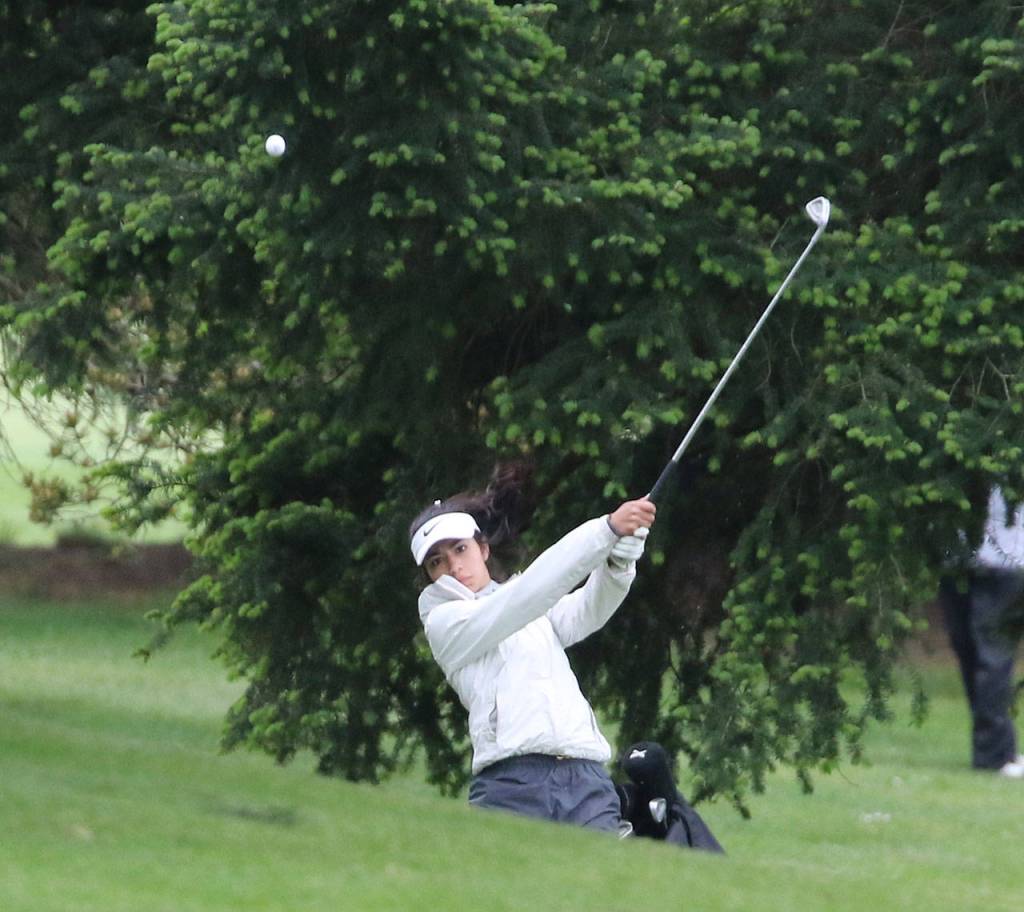 Jessica Aguilar shoots for the green Tuesday. (Photo by John Fisken)