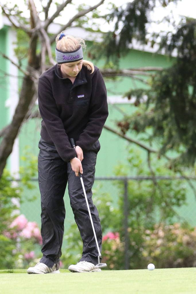 Hannah Rogers sinks a putt.(Photo by John Fisken)