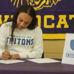 Dean signs to play for Edmonds / Volleyball