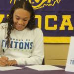 Dean signs to play for Edmonds / Volleyball