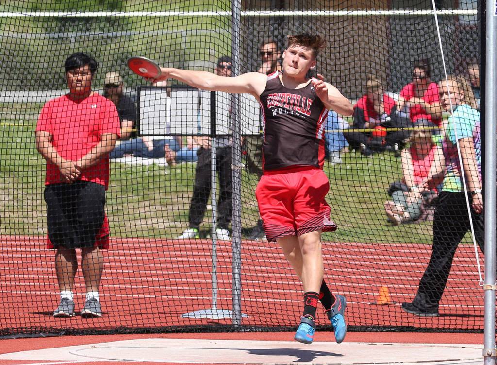 Logan Martin places seventh in the discus.(Photo by John Fisken)