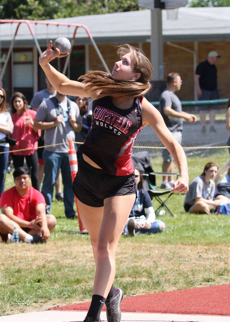 Emma Smith wins the bi-district title in the shot put.(Photo by John Fisken)