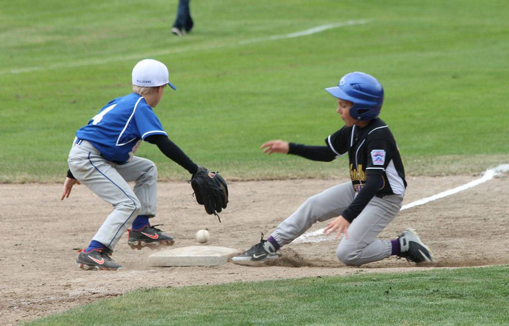 Conner Reed hustles into third base.(Photo by Jim Waller/Whidbey News-Times)