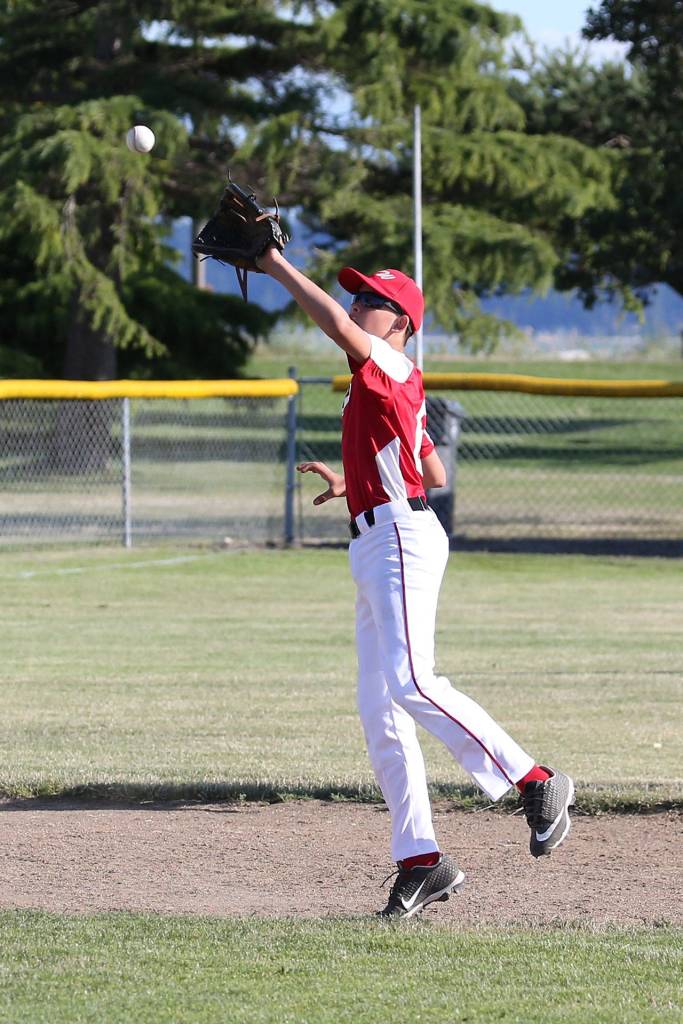Shortstop Johnny Porter snares a soft liner in Mondays game.(Photo by John Fisken)