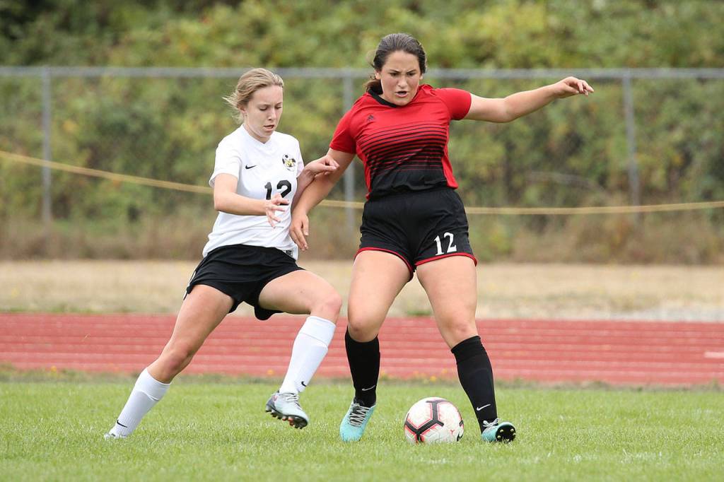 Carolyn Lhamon, right, takes control of the ball.(Photo by John Fisken)