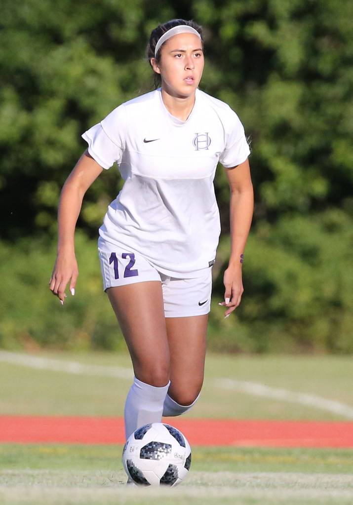 Mikhaela Cortez looks for an open teammate.(Photo by John Fisken)