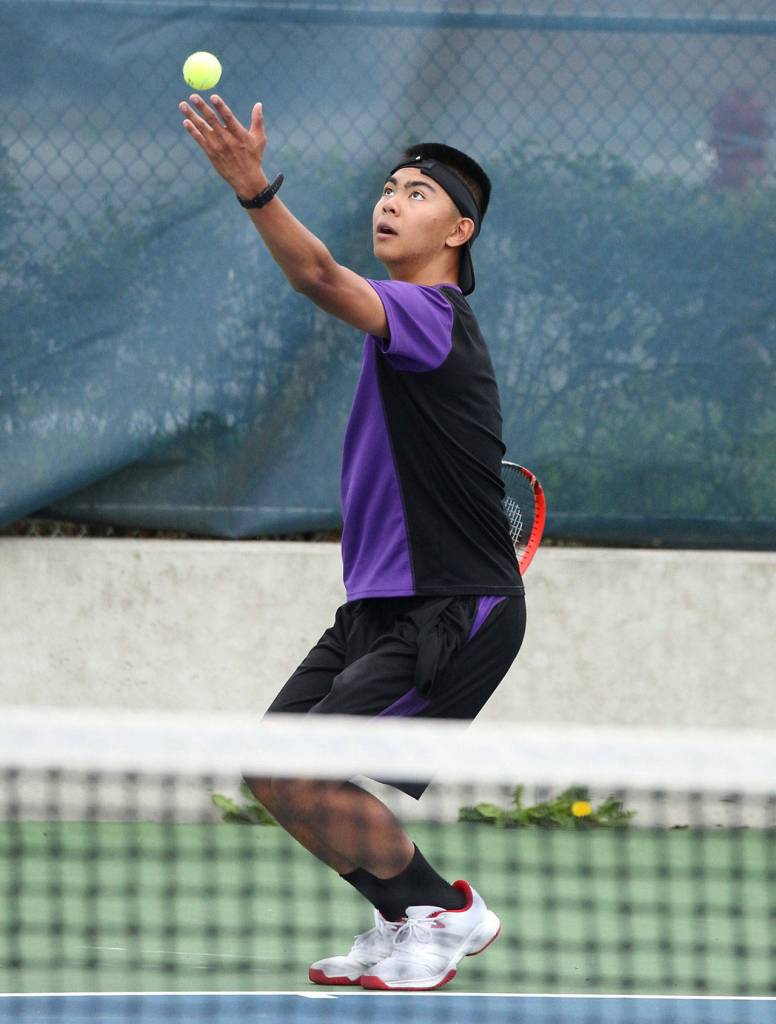 Jerome Dones prepares to serve.(Photo by John Fisken)