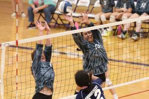 Oak Harbor wins wild one with Shorecrest / Volleyball