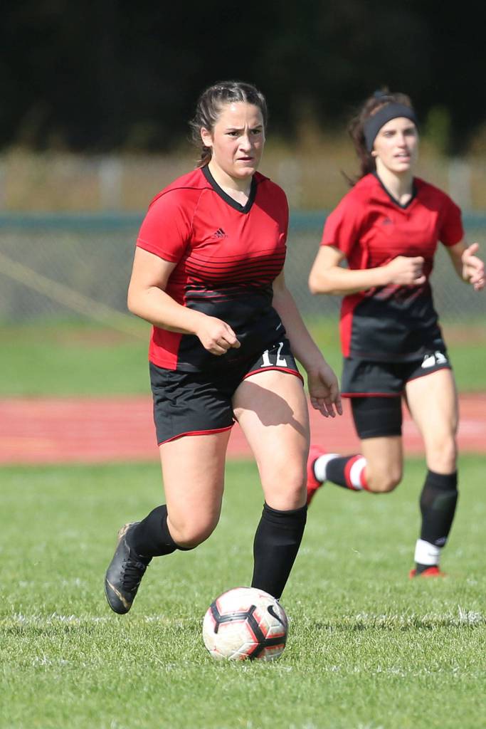 Carolyn Lhamon looks for an open teammate.(Photo by John Fisken)