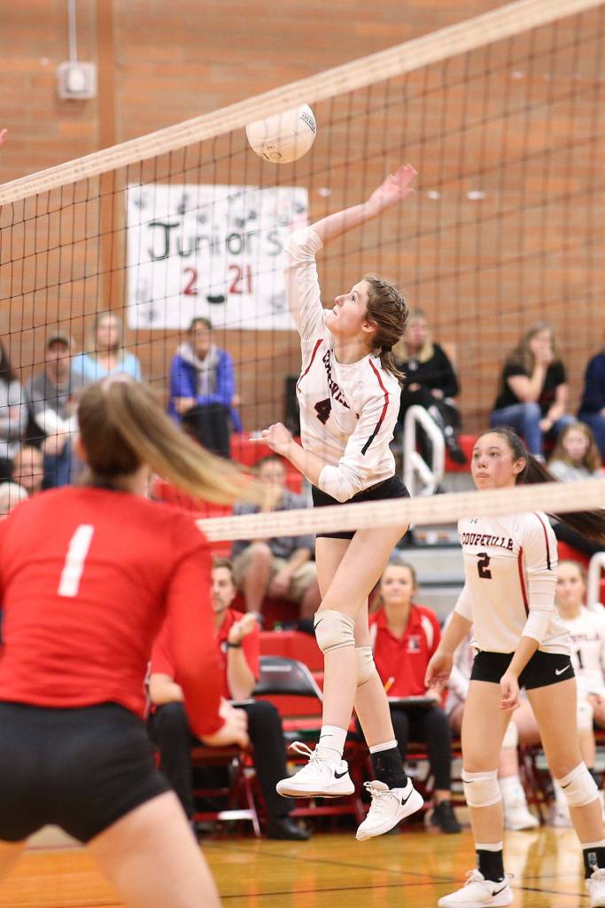 Maddie Vondrak supplies an attack from the middle.(Photo by John Fisken)