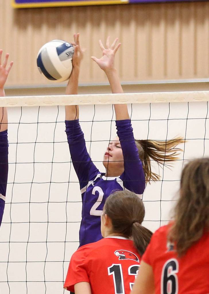 Bailey Roggen blocks for Oak Harbor.(Photo by John Fisken)