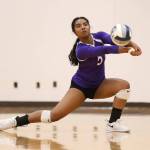 Jasmine Webster reaches for a pass.(Photo by John Fisken)
