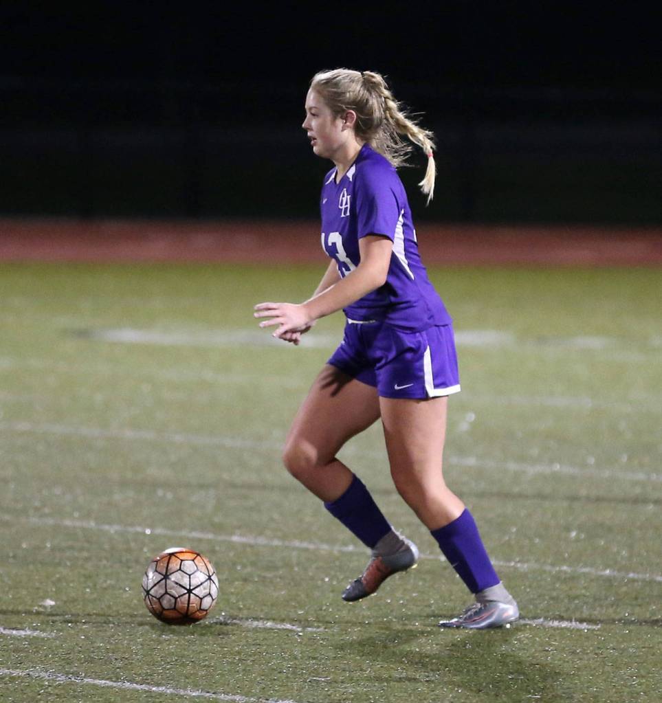 Natalie Plush looks for an open teammate.(Photo by John Fisken)