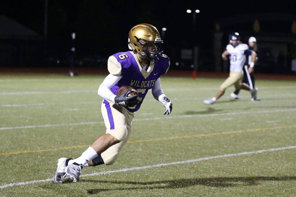 Dominic Dean picks up some yardage on a kickoff return.(Photo by John Fisken)