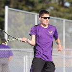 Wildcats split final 2 matches / Tennis