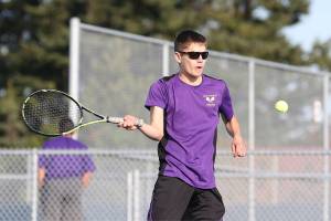 Wildcats split final 2 matches / Tennis
