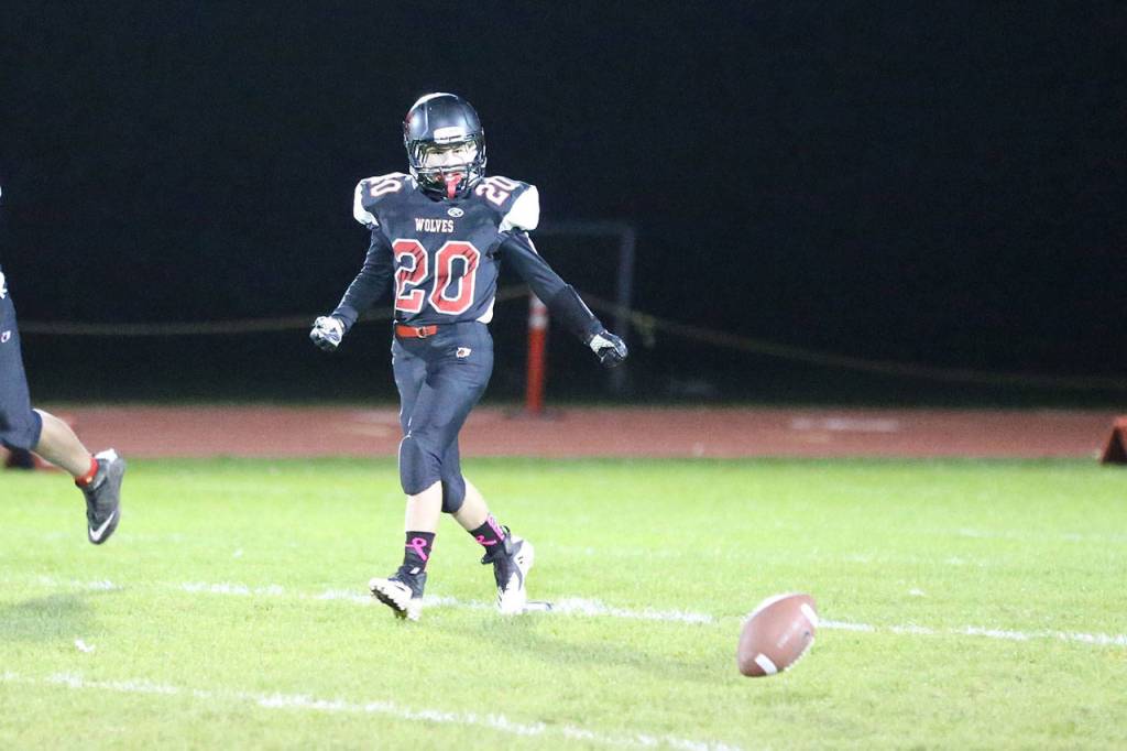 Daylon Houston attempts on-side kick.(Photo by John Fisken)