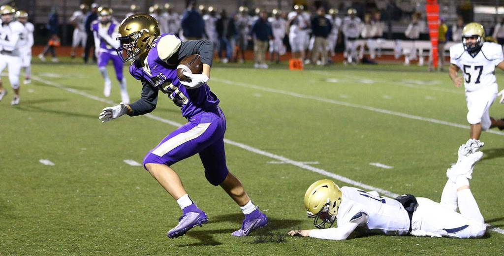 Matt Kelley leaves an Everett defender in his wake on the way to a 55-yard TD reception.(Photo by John Fisken)