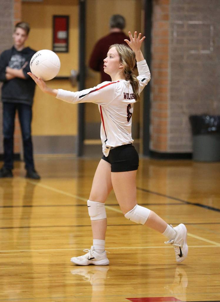 Lucy Sandahl steps into a serve.(Photo by John Fisken)