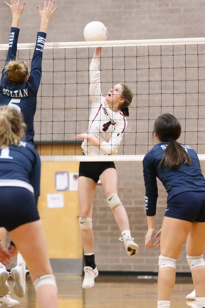 Maddie Vondrak fires by a Sultan block.(Photo by John Fisken)