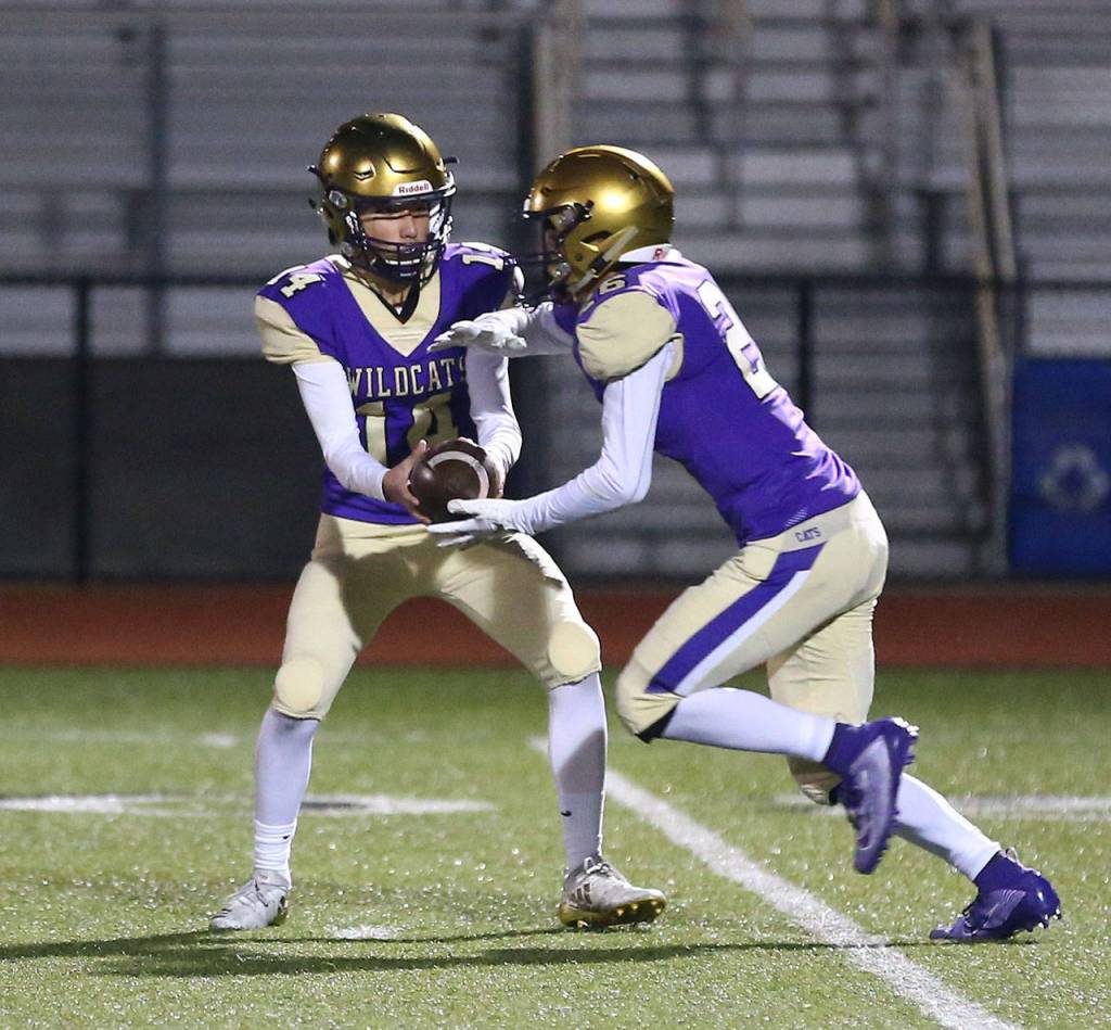 Quarterback Kaito White hands off to Brenden Andersen.(Photo by John Fisken)
