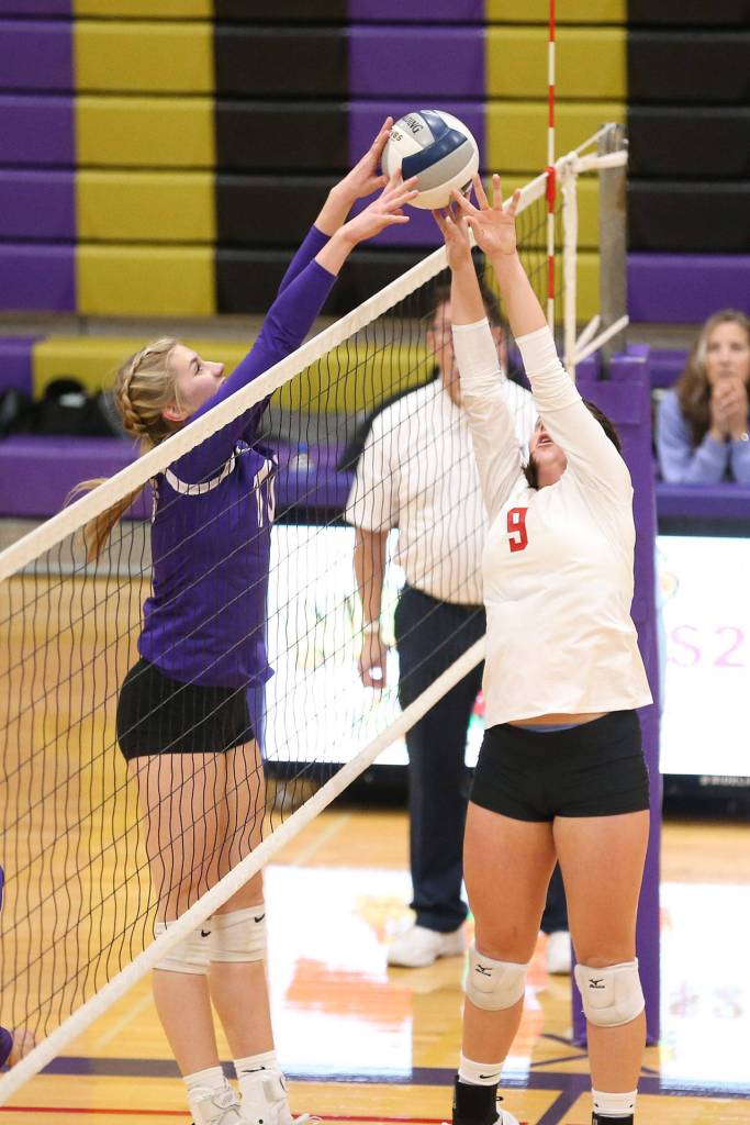 Morgan Pease controls the net.(Photo by John Fisken)