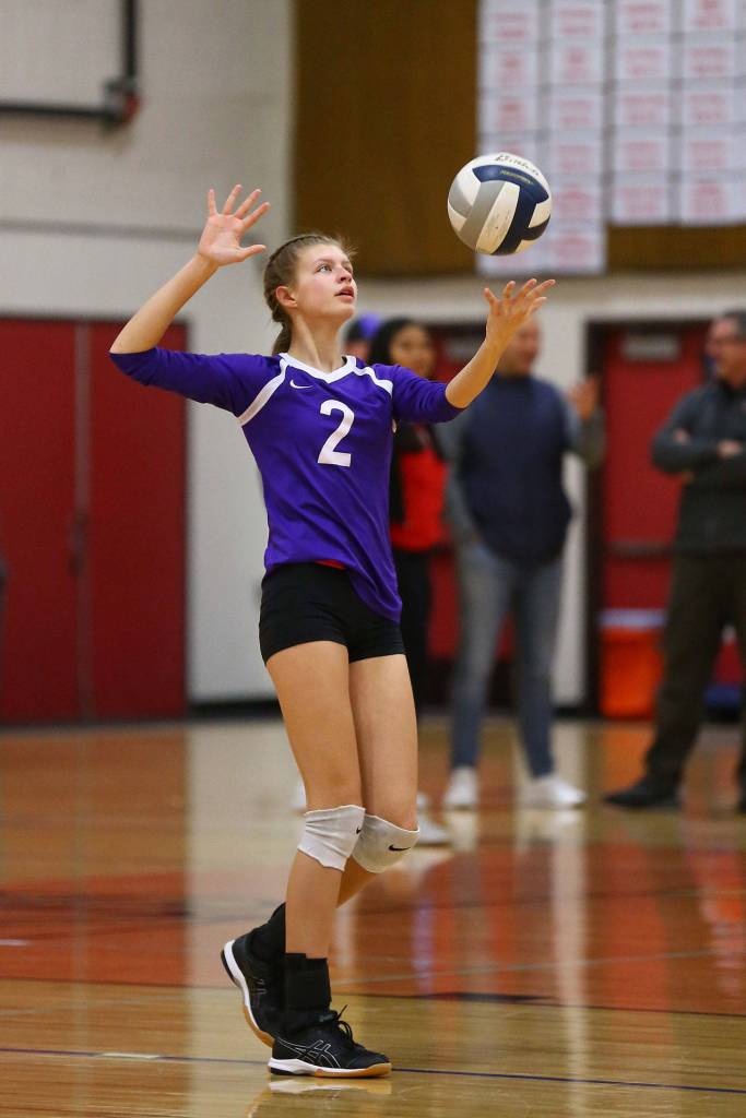 Bailey Roggen serves to Edmonds-Woodway.(Photo by John Fisken)