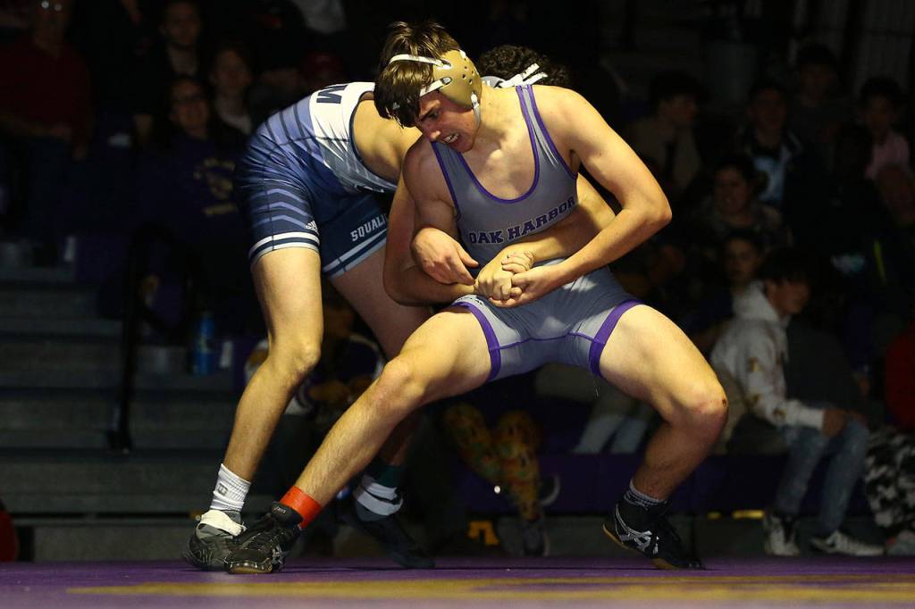 Oak Harbors Miles Erikson, front, escapes from Sam Miindlin.(Photo by John Fisken)