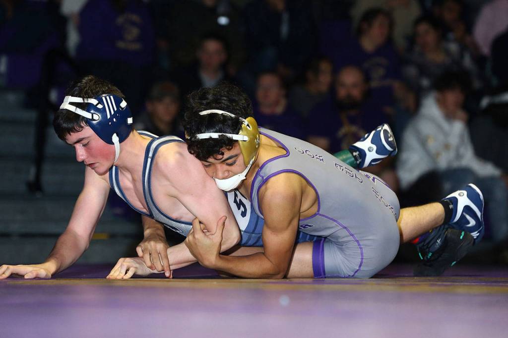 Cole Valdez, right, works for a 3-0 win over Squalicums Hyrum Furtrelle.