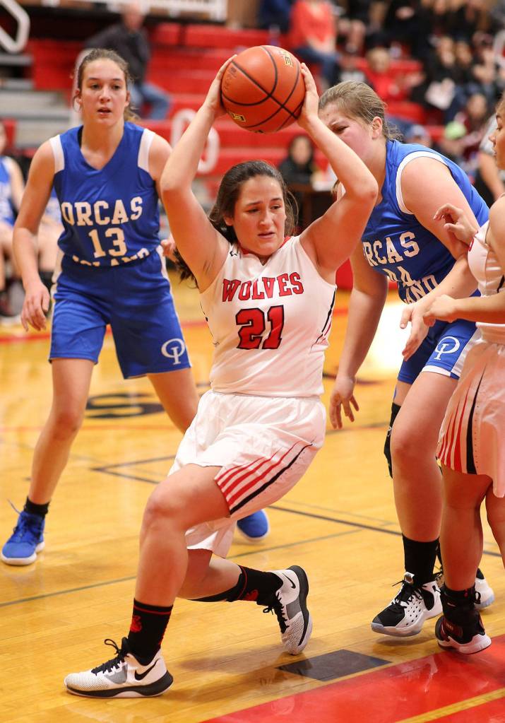 Carolyn Lhamon protects the ball as Viking defenders close in.(Photo by John Fisken)