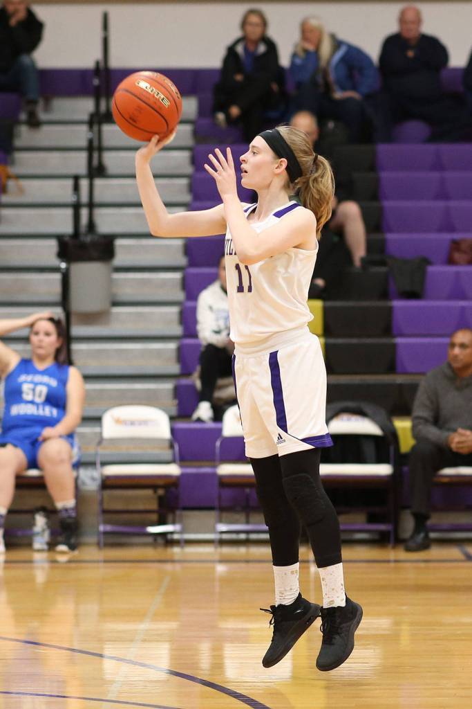 Olivia Waite fires from long range.(Photo by John Fisken)