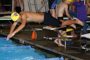 Wildcats split opener / Swim and dive
