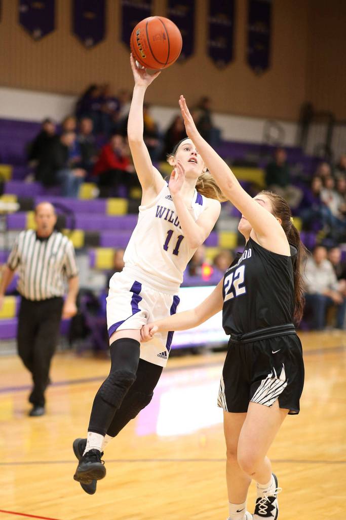 Olivia Waite (11) releases a runner over Molly Stamey.(Photo by John Fisken)