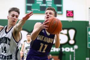 Bulldogs defeat Oak Harbor / Boys basketball