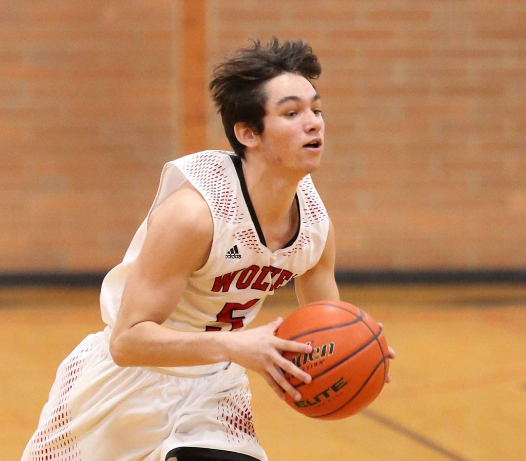 Hawthorne Wolfe passes the ball on a fast break.(Photo by John Fisken)