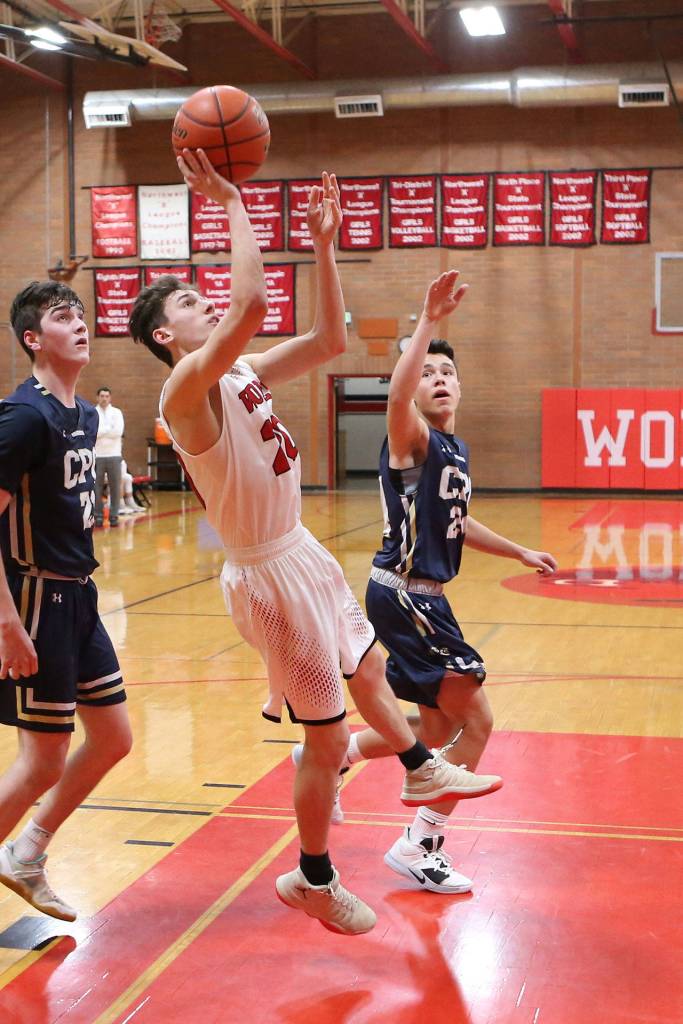Xavier Murdy slips through the Eagles defense for a shot.(Photo by John Fisken)