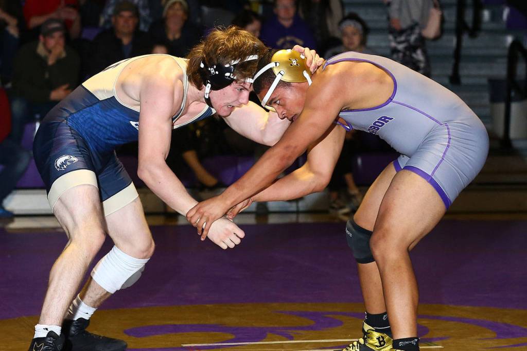 Noah Hangan, right, locks up with Arlingtons Gabe Price.(Photo by John Fisken)