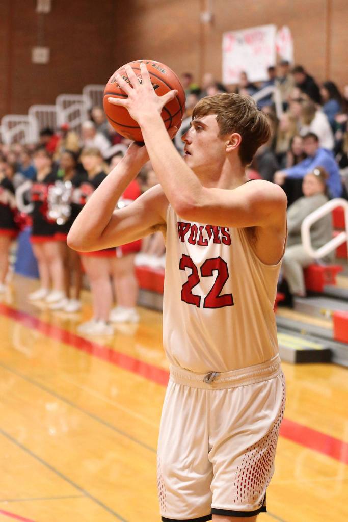 Falcons fly by scrappy Wolves / Boys basketball